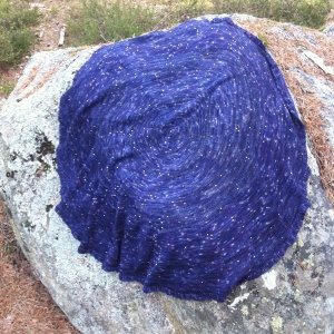 Min största, och dyraste, sjal hittills, Celestarium. Stickad i Mottled Sheep's merinoull i färgen Starry Night.